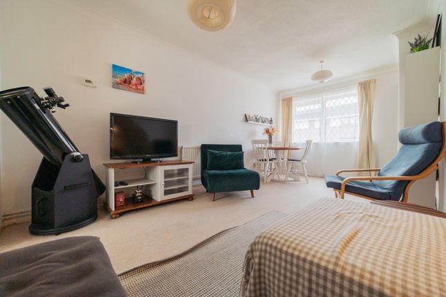 77, Heath Mead, Cardiff photo 5