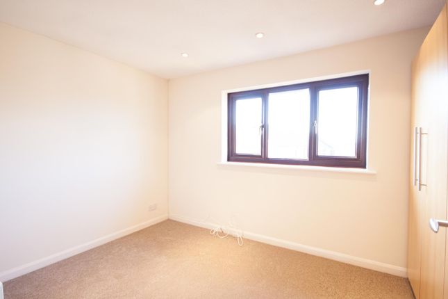2, Pipers Close, Swindon photo 4