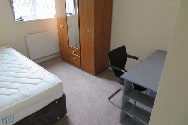 Room to rent in The Chase, Guildford