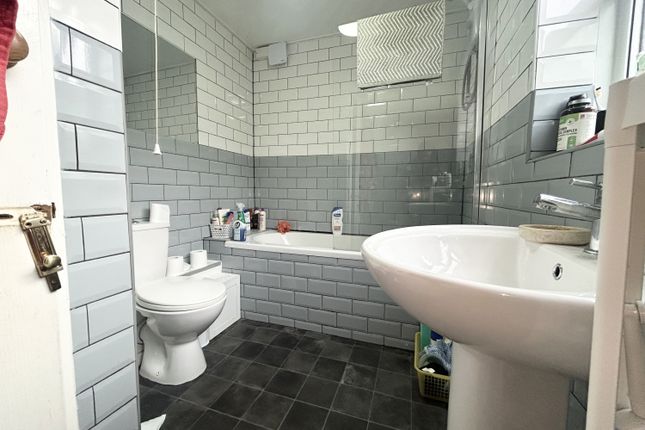 19, Spencer Street, Cardiff photo 4
