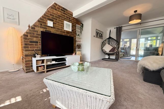 4, Redwood Close, Wing photo 4