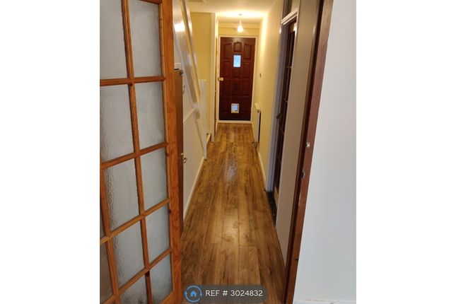 Navestock Crescent, Woodford photo 4