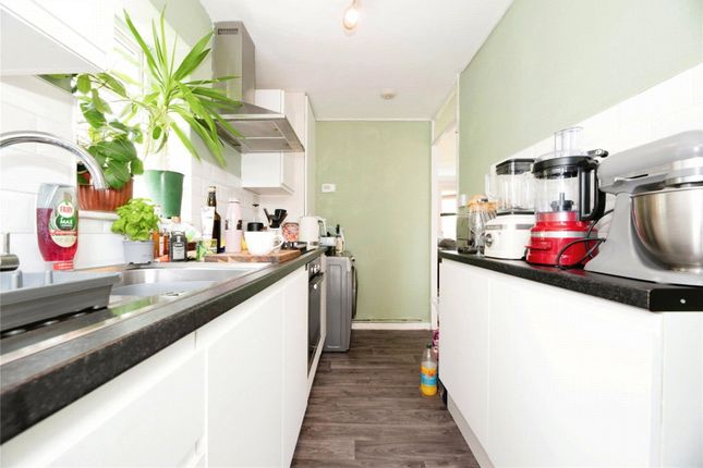 15, Cricketers Close, Chessington photo 2