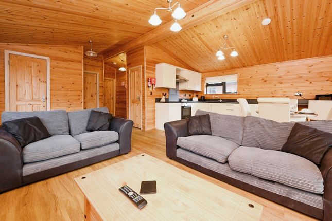 Plot Larch Parkside XL 11,, Woodlakes Park, Kings Lynn, Norfolk photo 3