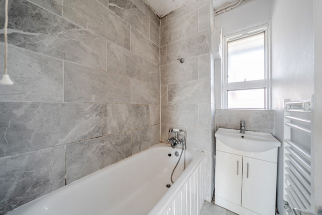 Flat 25, Gray House,, King & Queen Street, London photo 3