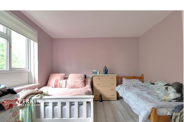14, Whittle Close, Southall photo 4