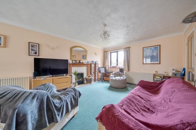 8, Cotswold Close, Witney photo 4