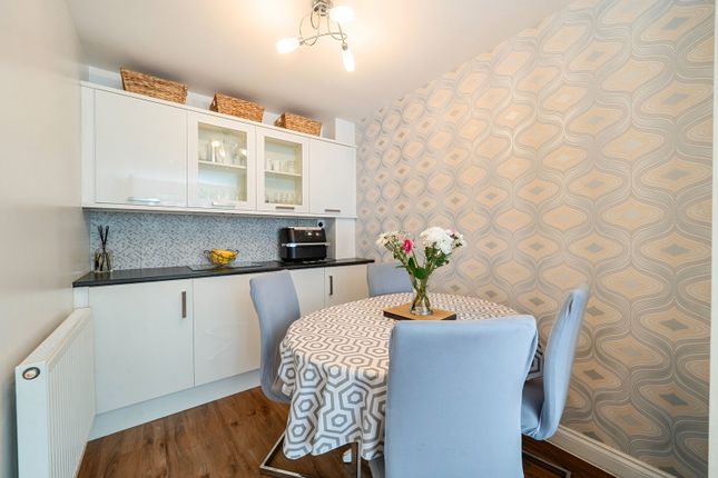 61, Hindmarch Crescent, Southampton photo 4