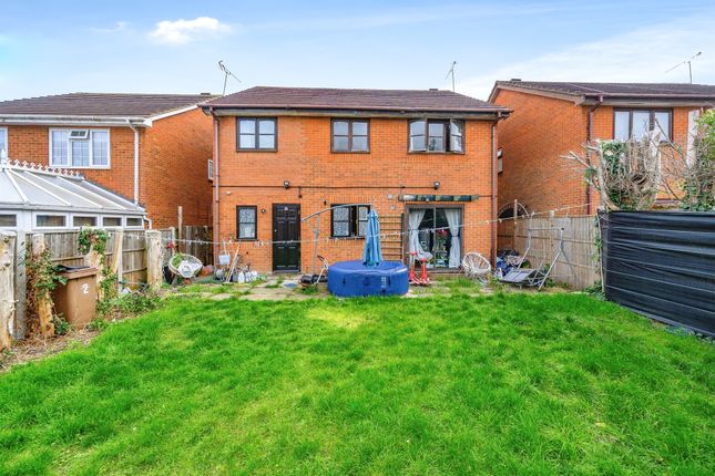 2, Mees Close, Luton photo 2