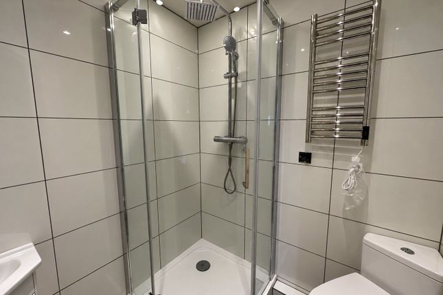 Room 1, Apartment 10, Platt House, 5, Elmira Way, Greater Manchester photo 4