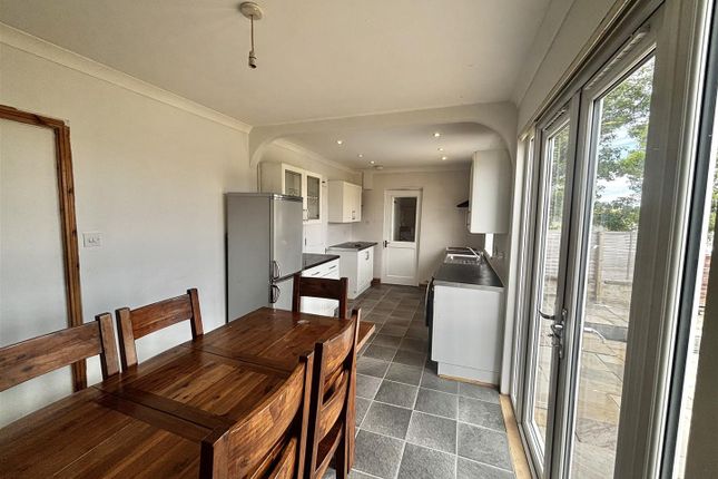 Room 2, 32, Shaws way, BATH photo 2