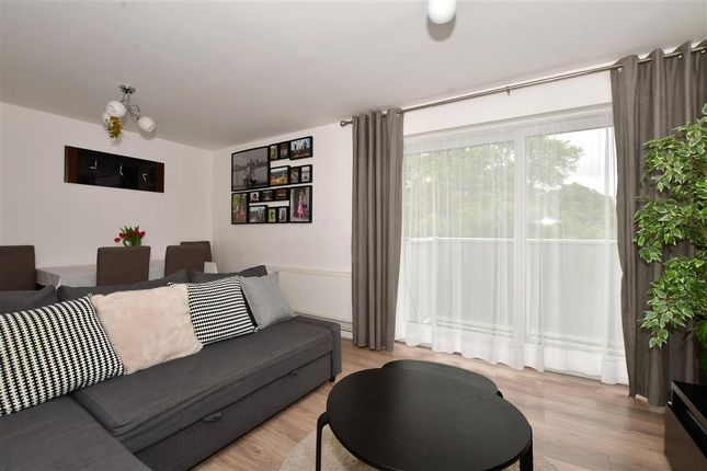 Thumbnail Flat for sale in Basinghall Gardens, Sutton, Surrey