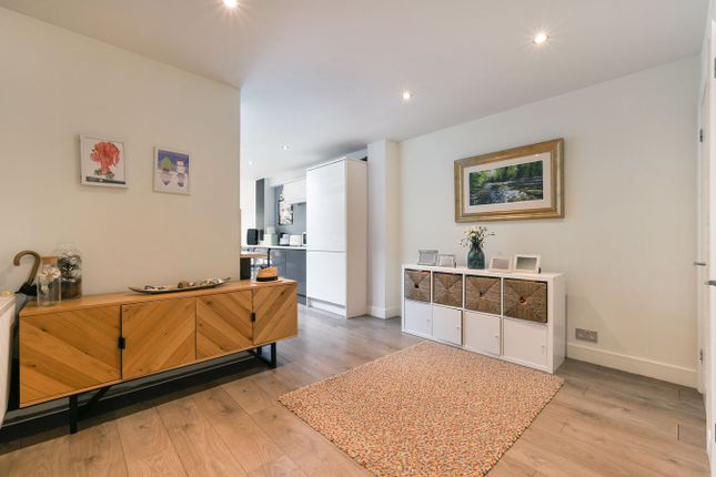 8, Sunbury Lane, Walton-on-Thames photo 4