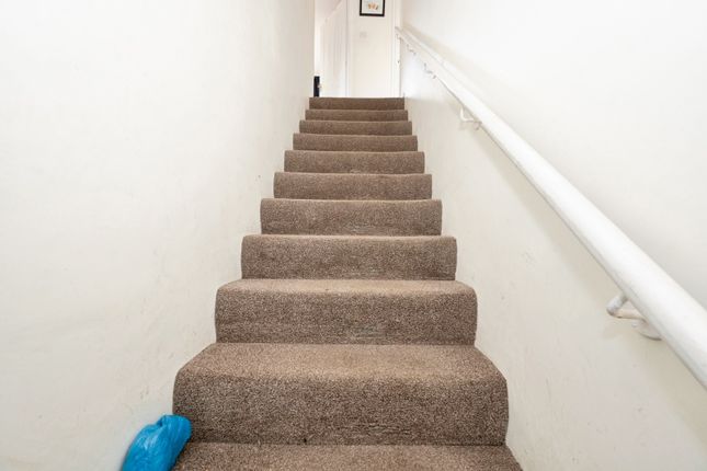 Phoenix Court, Newbury photo 2