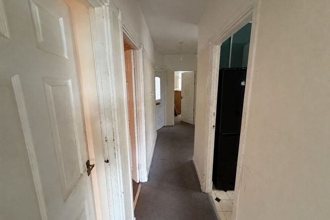 32 Lyndale Avenue, Southend-On-Sea photo 4
