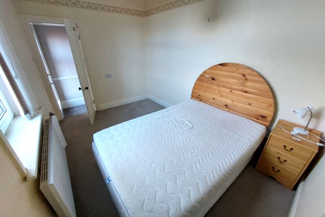 56, Lister Avenue, Bradford photo 5