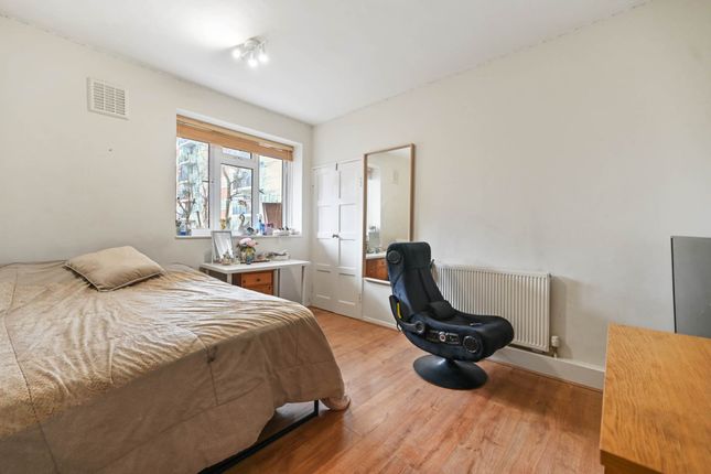 Flat to rent in Ledbury House, Notting Hill, London