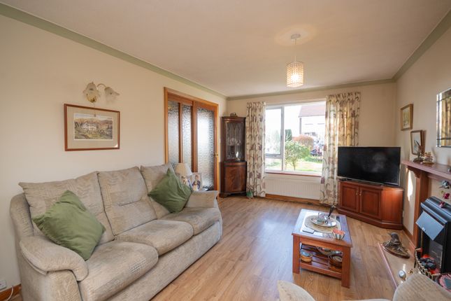 95, Thorniecroft Drive, Cumbernauld photo 3