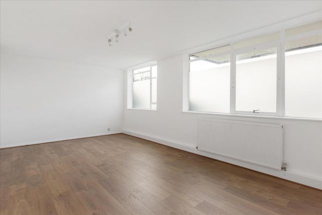 Flat 17, Grosvenor Court, Rayners Road, London photo 4