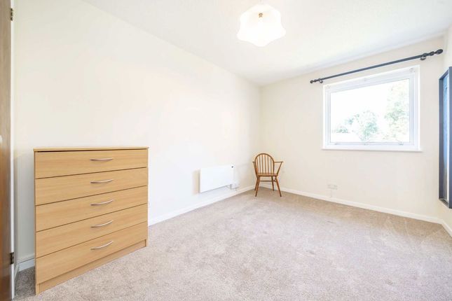 13, Hall Close, London photo 4