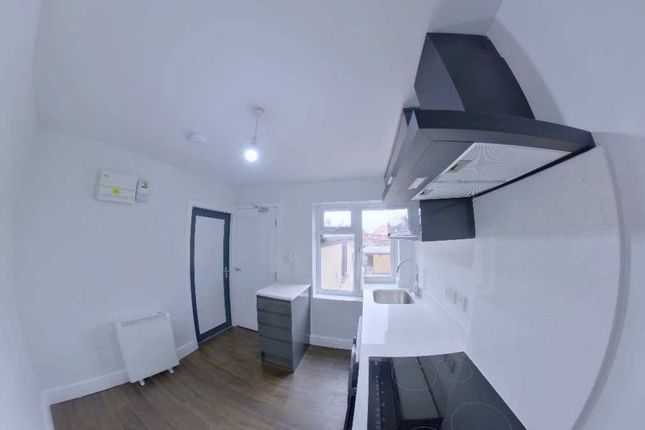 Flat B, 281, Vicarage Road, Kings Heath, Birmingham photo 2