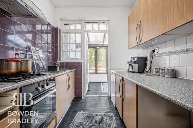 140 Cranley Drive, Ilford photo 4