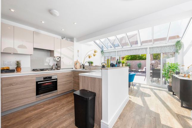 97 Five Oaks Lane, Chigwell photo 4
