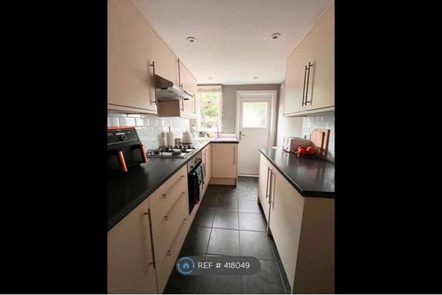 Flat   Gambole Road, London photo 3