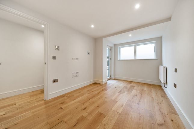 Flat 4, 60, Broadway Court, London photo 3