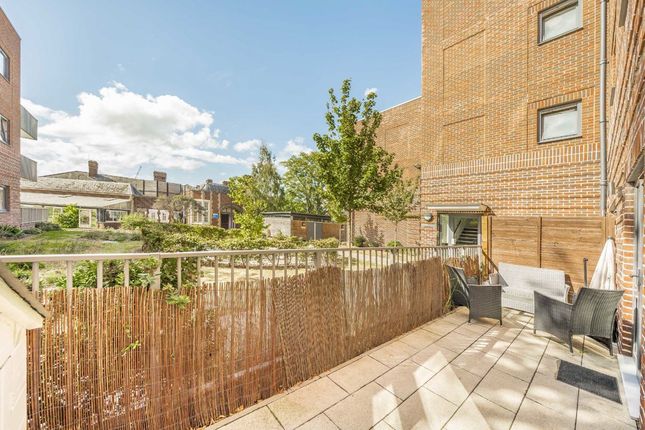 32 Buttercup House, 5, Springfield Drive, London photo 2