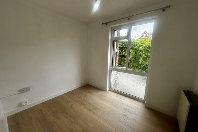 43, Courtlands, Park Road, BARRY photo 5