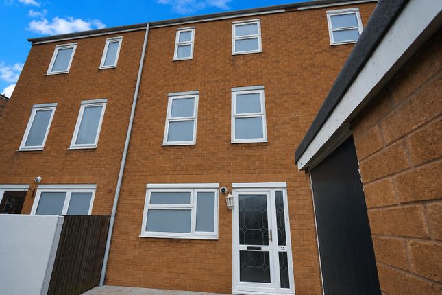 Studio house on 31, Castle Close, London, £1,045/mo