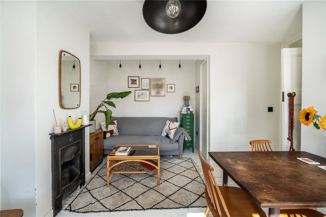 19, Peckett Square N5, London photo 4