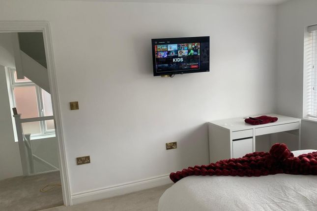 Room 2, 18, The Turnstones, Watford photo 2