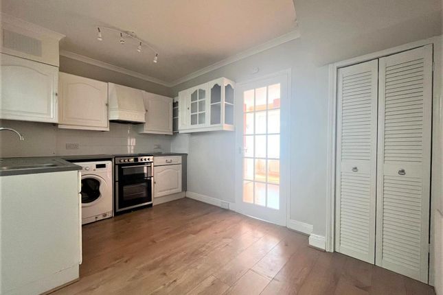 31, Oakleigh Road, Uxbridge photo 4
