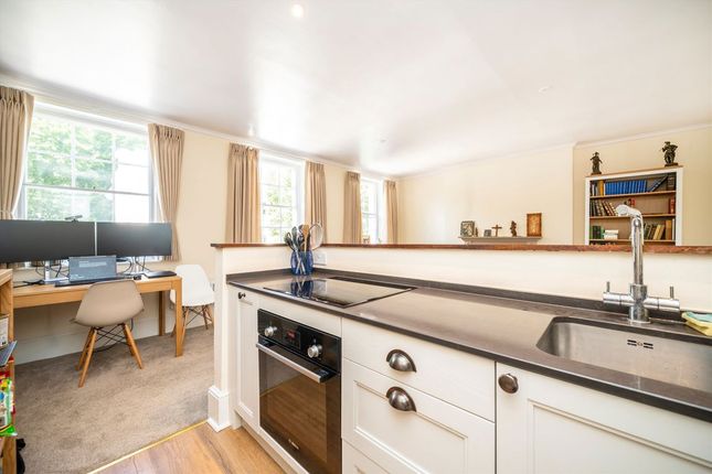 Flat 4, 70, Great Russell Street, London photo 4