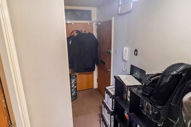 11 Alder Court, London photo 3