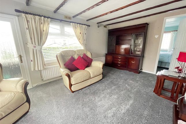 Mobile/park home for sale in The Lawns, Wooton Hall, Wotton Wawen