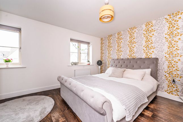 19 Heron Close, Cheltenham photo 4