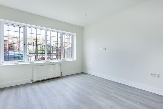 Flat to rent in Park Avenue North, London