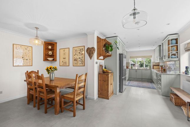 6 Glebe Close, High Wycombe photo 4