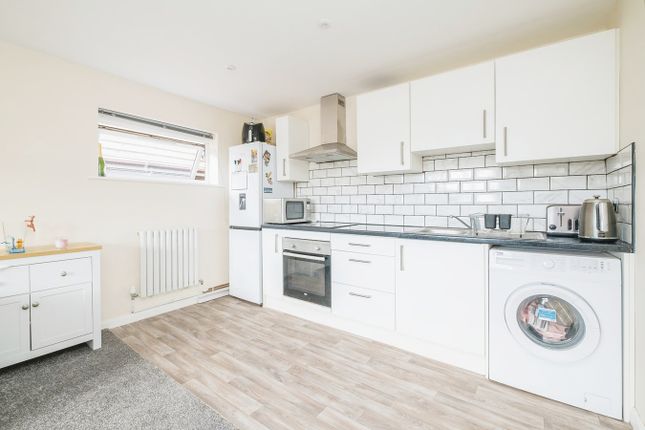 Flat for sale in Alexandra Avenue, Camberley