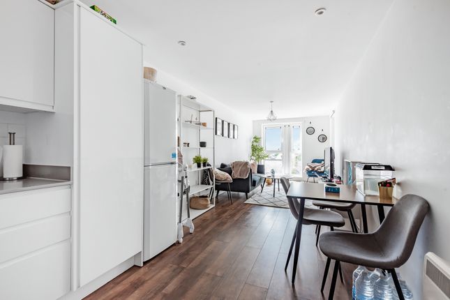 Flat 6, 6, Lyons Way, Slough photo 3