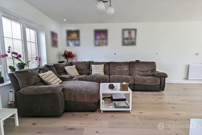 12 Windrower Close, Nuneaton, Warwickshire photo 4