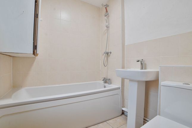 17 Whaddon Road, Milton Keynes photo 3