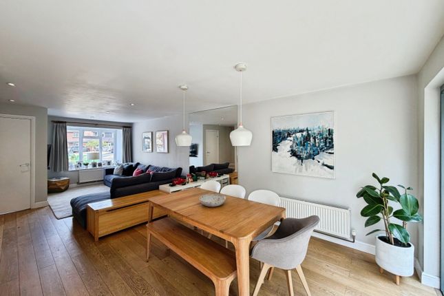 32 Ruscombe Gardens, Datchet, Berkshire photo 3