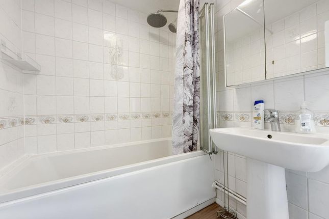 23, Hawthorn Road, Camberley photo 5
