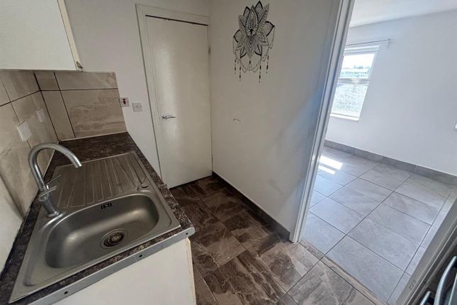 Flat 33, Aaron Manby Court, High Street, Tipton photo 3