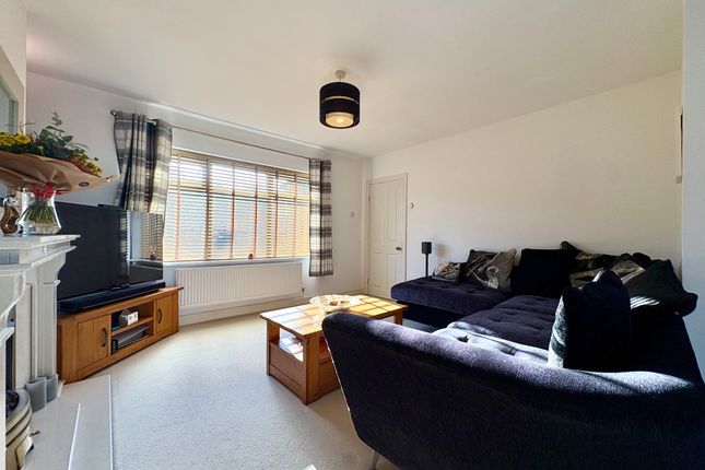 2 Hinds Head Avenue, Wigan photo 4