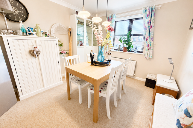 8, Lambourne Way, Brierley Hill photo 4